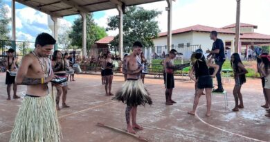 Emenda leva música e dança a 400 crianças indígenas em Dourados Emenda leva música e dança a 400 crianças indígenas em Dourados